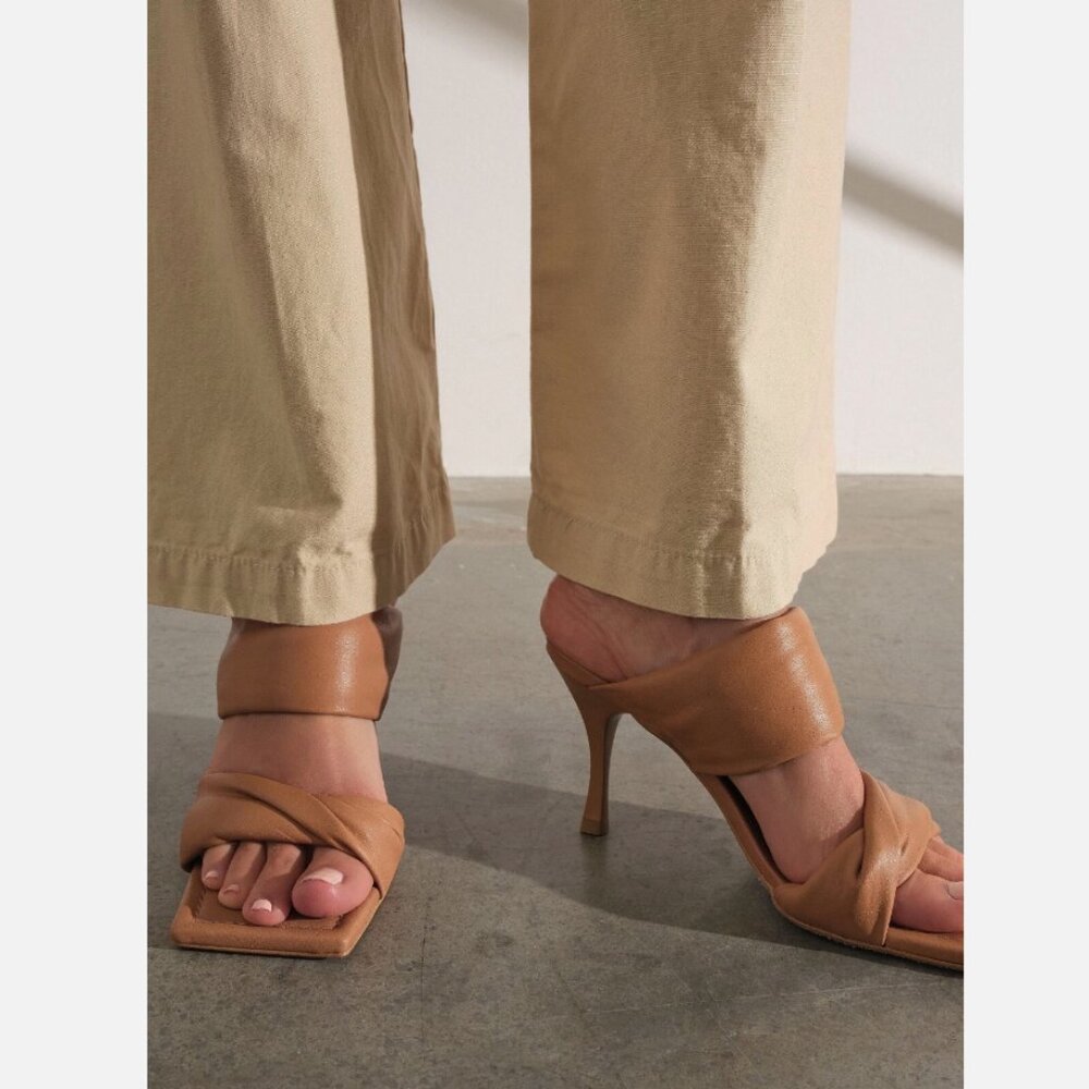 New Free People ALOHAS Natasha Puffy Mule Heels Size 8 MSRP: $198 - Picture 2 of 3